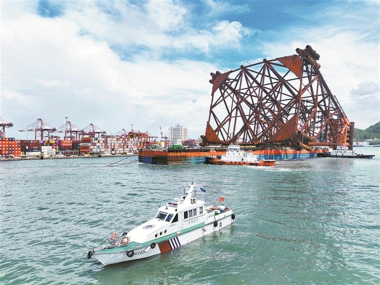 2024.06.11 万吨级西江30-2DPPB平台导管架从深圳赤湾建造场地顺利出港。 深圳特区报记者 胡蕾 通讯员 潘雅吉 摄.jpg